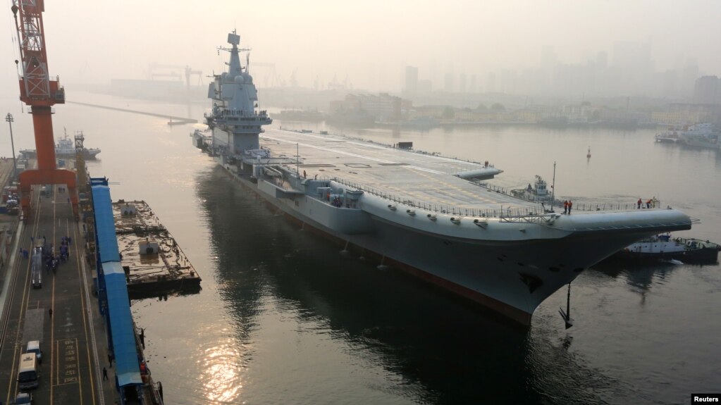Tàu sân bay tự đóng của Trung Quốc rời cảng Đại Liên. 
