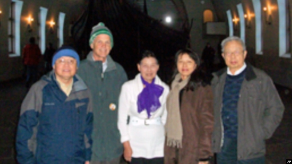 资料照：林培瑞（左二）与方励之(右一)等人合影。左起：苏晓康、林培瑞、李淑娴、李晓蓉在奥斯陆