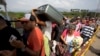 Venezolanos hacen malabares para cruzar frontera con Colombia