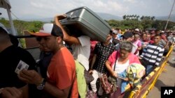 Venezolanos cruzan el puente internacional Simón Bolívar, en la frontera entre Colombia y Venezuela. 