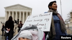 Manifestantes se concentraron frente a la Corte Suprmea de EE.UU. en Washington el miércoles, 25 de abril, de 2018, mientras el máximo tribunal debate prohibición migratoria del presidente Trump.