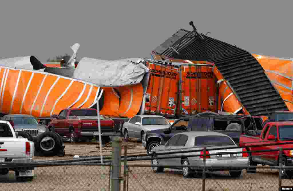 El trailer de un cami&oacute;n de carga destrozado por uno de los tornados que afect&oacute; Dallas, Texas. (Reuters)