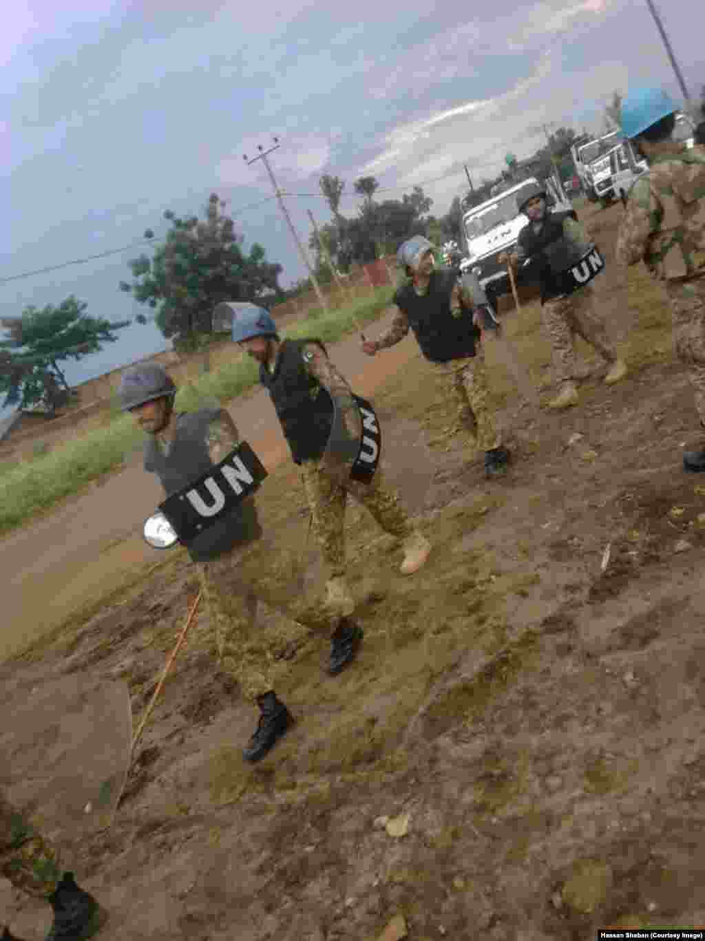 Walinda amani wa MONUSCO wakiwashinikiza wakimbizi wa Burundi kuelekea Rwanda kutoka DRC