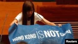 香港立法會新一屆非建制派議員在就職宣誓儀式上展示出用英文寫的“香港不是中國”的藍色旗幟（2016年10月12日）