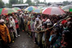 کانگو کے پناہ گزین امدادی خوارک کے انتظار میں قطار میں کھڑے ہیں۔ فائل فوٹو