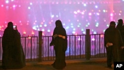 Beberapa perempuan Saudi menikmati suasana di sebuah taman ibu kota Riyadh (foto: ilustrasi). 