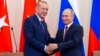 Presiden Rusia Vladimir Putin (kanan) dan Presiden Turki Recep Tayyip Erdogan sepakat untuk menciptakan zona penyangga demiliterisasi di wilayah Idlib, Suriah dalam pertemuan di Socchi, Rusia, Senin (17/9). 