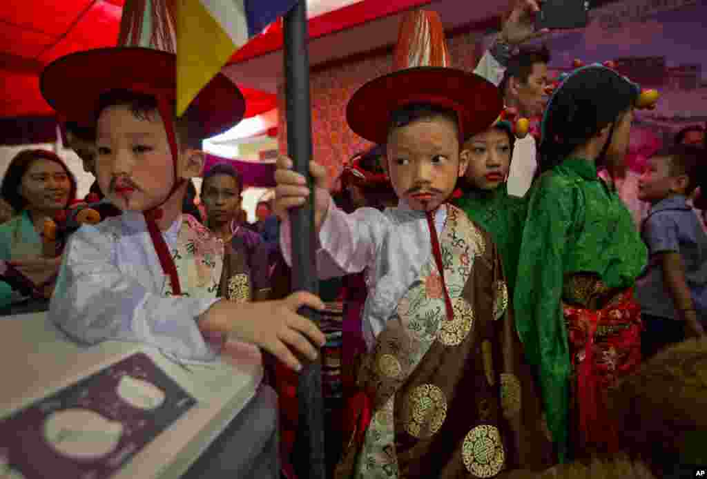 کودکان تبتی در انتظار هشتاد و دومین سال تولد دالایی لاما رهبر معنوی بودائیان تبت