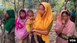 Four Rohingya women are shownin an illegal Rohingya colony in Bangladesh (Dec. 26, 2016). The women, who fled their villages in Myanmar this month, said that they had been raped by soldiers and Buddhist men. (Saiful Islam for VOA) 