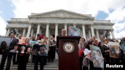 Le chef de file de la minorité démocrate au Sénat Chuck Schumer anime un point de presse sur les efforts pour l’abrogation d’Obamacare, la loi sur l’assurance médicale abordable, au Capitol, Washington, 27 juin 2017. 