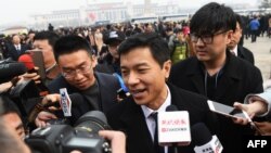 2018年3月3日，百度公司首席执行官李彦宏抵达北京人民大会堂出席中国人民政治协商会议（政协）开幕式。