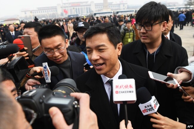 2018年3月3日，百度公司首席執行官李彥宏抵達北京人民大會堂出席中國人民政治協商會議（政協）開幕式。