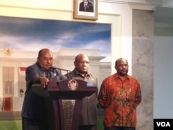 Gubernur Papua Lukas Enembe (kiri) memberikan keterangan pada pers di Kantor Presiden usai bertemu dengan Presiden Susilo Bambang Yudhoyono. (VOA/Andylala Waluyo)