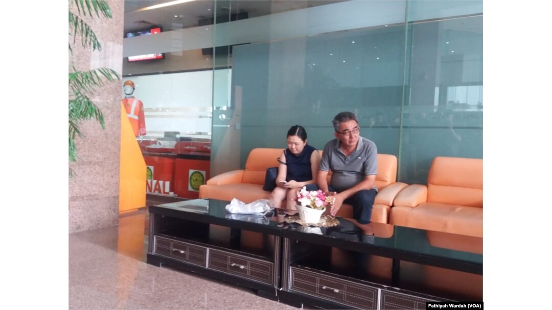Feni dan ayahnya, salah seorang keluarga penumpang pesawat Lion Air JT610, mendatangi kantor Basarnas di Kemayoran untuk mendapatkan informasi tentang adiknya, Jakarta, Senin, 29 Oktober 2018. (Foto: Fathiyah Wardah/VOA)