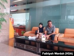 Feni dan ayahnya, salah seorang keluarga penumpang pesawat Lion Air JT610, mendatangi kantor Basarnas di Kemayoran untuk mendapatkan informasi tentang adiknya, Jakarta, Senin, 29 Oktober 2018. (Foto: Fathiyah Wardah/VOA)