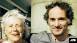 Peter Theo Curtis junto a su madre Nancy Curtis en el aeropuerto Boston Logan International, luego de llegar procedente de Tel Aviv y Newark el martes 26 de agosto.