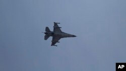 Izraelski lovac F-16 leti iznad izraelskog grada Ašdoda