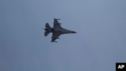 Pesawat jet tempur F-16 Israel terbang di atas kota Ashdod, Israel. Israel dikabarkan menyerang Suriah untuk menghindari jatuhnya senjata berbahaya ke tangan militan Hizbullah. 