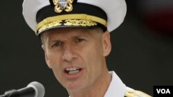 Phó Đô đốc Joseph Aucoin, chỉ huy Hạm đội 7 của Hải quân Hoa Kỳ.