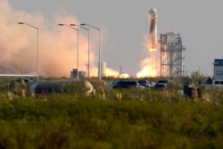 Roket New Shepard Blue Origin diluncurkan membawa penumpang Jeff Bezos, pendiri Amazon dan perusahaan pariwisata ruang angkasa Blue Origin, saudara Mark Bezos, Oliver Daemen dan Wally Funk, dari pelabuhan antariksa di dekat Van Horn, Texas, Selasa, 20 Juli 2021. (AP)