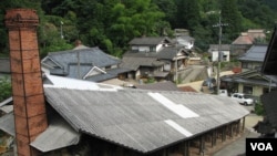 The 8-chambered cooperative climbing kiln in Sarayama.