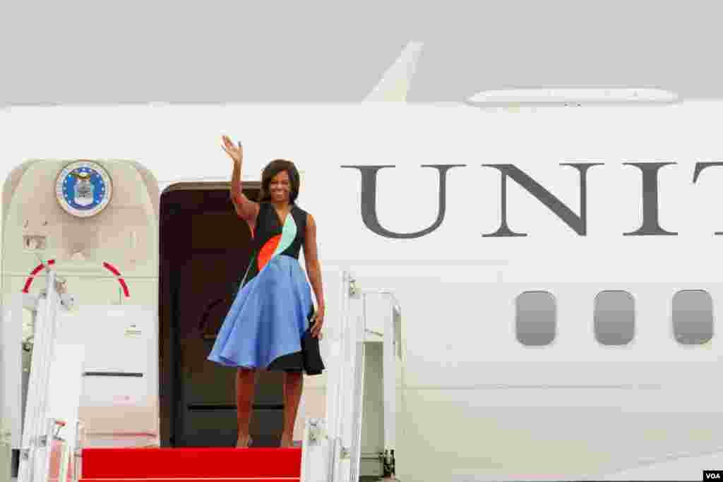 លោកស្រី Michelle Obama ភរិយា​ប្រធានាធិបតី​សហរដ្ឋ​អាមេរិក​បក់​ដៃ​លា​ពី​យន្តហោះ​រដ្ឋាភិបាល​អាមេរិក ខណៈ​ដែល​លោកស្រី​រៀប​នឹង​អញ្ជើញ​ចាកចេញ​ពី​អាកាសយានដ្ឋាន​អន្តរជាតិ​សៀមរាប កាល​ពី​ព្រឹក​ថ្ងៃ​អាទិត្យ ទី​២២ ខែ​មីនា ឆ្នាំ​២០១៥។ (នៅ វណ្ណារិន/VOA)