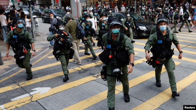 香港防暴警察在中环驱散抗议示威的民众。（2020年9月6日）