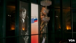 Entrada a un evento de intercambio cultural musical en la embajada rusa en Washington. [Foto: VOA, servicio ruso].