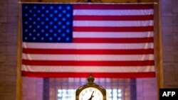 Jam di Stasiun komuter Grand Central di New York terlihat dalam foto yang diambil pada 24 April 2020. (Foto: AFP/Johannes Eisele)