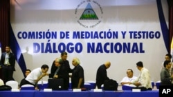 Les représentants de l'Église catholique debouts, à la fin du troisième jour du dialogue national à Managua, au Nicaragua, le lundi 21 mai 2018. (AP Photo / Alfredo Zuniga)