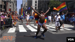 Pride dancing - Scene on 5th Avenue route, to the beat of Rhianna’s single “We Found Love.” (R. Taylor/VOA)