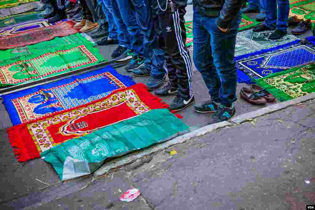 Vendors sell colorful, durable mats for praying on the pavement in Moscow, Oct. 15, 2013. (Vera Undritz for VOA)