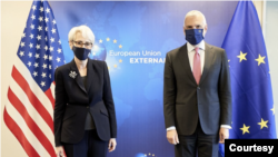 美國副國務卿謝爾曼(Wendy Sherman)（左）2021年5月26日與歐盟對外行動署秘書長薩尼諾(Stefano Sannino)會晤（照片來自美國副國務卿謝爾曼的推特網頁）