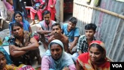 Volunteers in a slum in Dhaka listen to a lecture on reproductive health. (Amy Yee for VOA News)