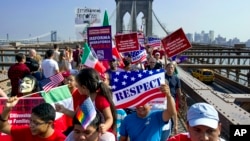 Decenas de inmigrantes cruzan el puente Brooklyn durante la marcha por la dignidad y el respeto hacia los inmigrantes indocumentados en busca de una reforma del sistema de inmigración.