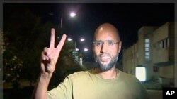 Saif al-Islam, filho de Kadhafi, fotografado em finais de Agosto deste ano, após a fuga de Tripoli.