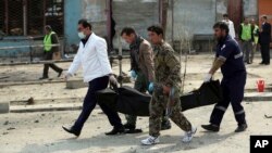 지난 3월 자살폭탄 테러가 발생한 카불 서부 경찰 검문소에서 보안요원들이 부상자를 들것에 실어 나르고 있다. 아프가니스탄 곳곳에서는 탈레반 등 무장세력의 소행으로 추정되는 테러가 잇따라 발생하고 있다. (자료사진) 