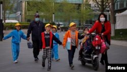 北京一所小學校的家長在接孩子放學。 （2021年4月6日）