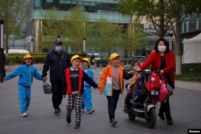 北京一所小學校的家長在接孩子放學。 （2021年4月6日）