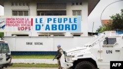 Un véhicule de la Mission des nations unies au Congo passe devant le siège de l’Union pour la démocratie et le progrès social (UDPS), principal parti d’opposition congolaise, Kinshasa, RDC, 20 septembre 2016.