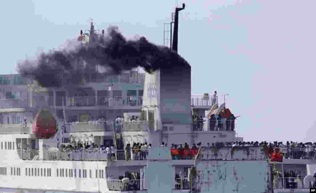 5月19日，越南河静省永昂码头，在上周发生了致命性的暴动之后，上百位中国工人登上了由中国政府派出的客船，离开越南。