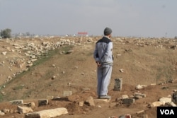 Many residents, like Hassam Ali, are heartbroken because additional bodies have been added to their loved ones’ graves in Mosul, Iraq, Jan. 29, 2017. (H. Murdock/VOA)