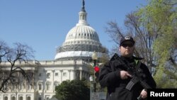 အမေရိကန် လွှွတ်တော်လုံခြုံရေးရဲအရာရှိတစ်ဦးကို လွှတ်တော်အဆောက်အဦးရှေ့မှာတွေ့ရစဉ်။ (မတ် ၂၈၊ ၂၀၁၆)