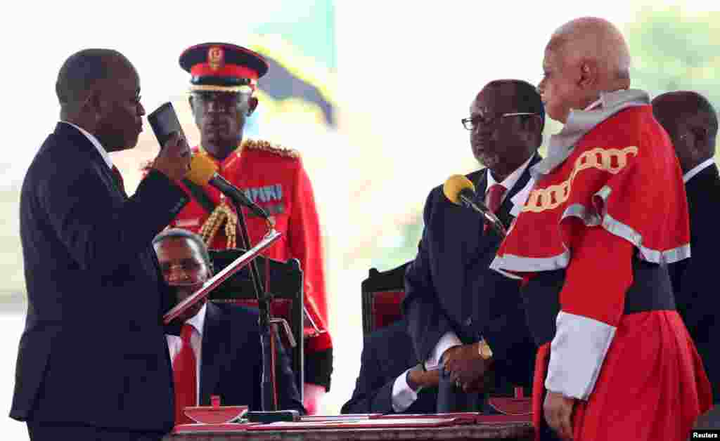 John Pombe Magufuli, le nouveau président élu de la Tanzanie, prêtant serment jeudi à Dar es Salaam au stade Uhuru à Dar es Salam, 5 novembre 2015. REUTERS/Emmanuel Herman