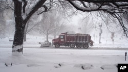 Road crews removing snow in the U.S. capital, 10 Feb 2010