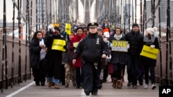 La comunidad y la policía de Nueva York: tres arrestos al interior de ese cuerpo policial ha encendido las alarmas de la corrupción.