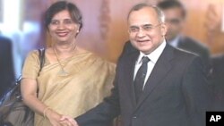 Indian Foreign Secretary Nirupama Rao with her Pakistani counterpart Salman Bashir at the Foreign Ministry in Islamabad (File)