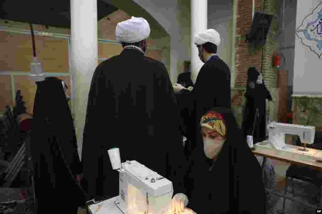 ایران میں ایک مسجد میں سلائی مشینیں لگا دی گئی ہیں جس پر خواتین رضا کار اسپتالوں کے لیے ماسک اور دیگر اشیا تیار کر رہی ہیں۔