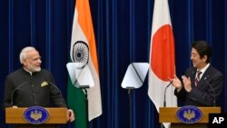 11일 일본을 방문한 나렌드라 모디 인도 총리(왼쪽)가 도쿄 총리 관저에서 아베 신조 일본 총리와 정상회담에 이어 공동 기자회견을 가졌다.