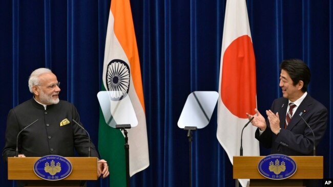 2016年11月11日，印度总理莫迪（左）和日本首相安倍晋三出席在日本东京安倍官邸举行的联合新闻发布会。